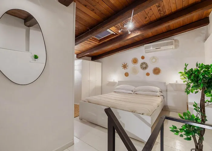 Duplex Trastevere With Courtyard * רומא