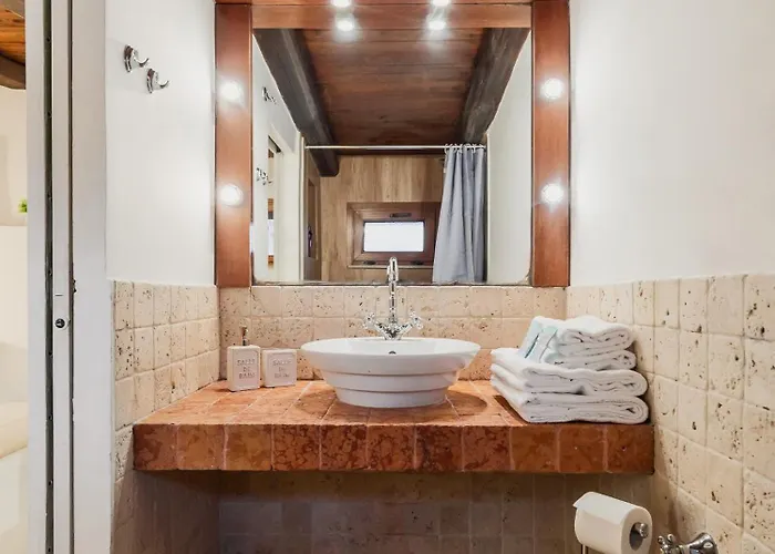 דירה Duplex Trastevere With Courtyard רומא